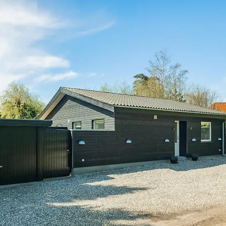 3 Bedroom Cozy In Vaeggerlose בית נופש Bøtø By